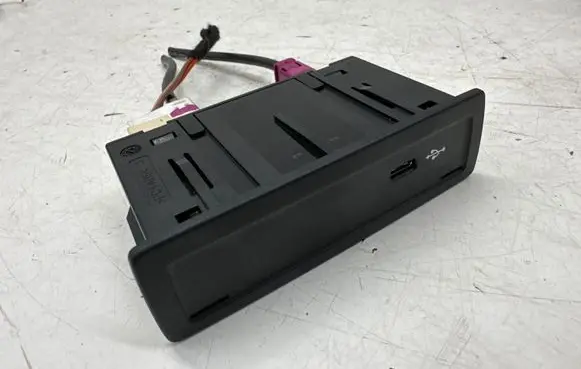 Mercedes-Benz CLA C118 X118 USB socket connector A2478203902