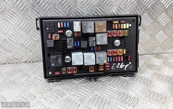 Opel Zafira C Fuse module 13449211