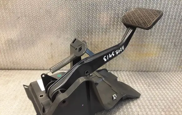 Mercedes-Benz CLK A209 C209 Brake pedal 2032901001 A2032901001