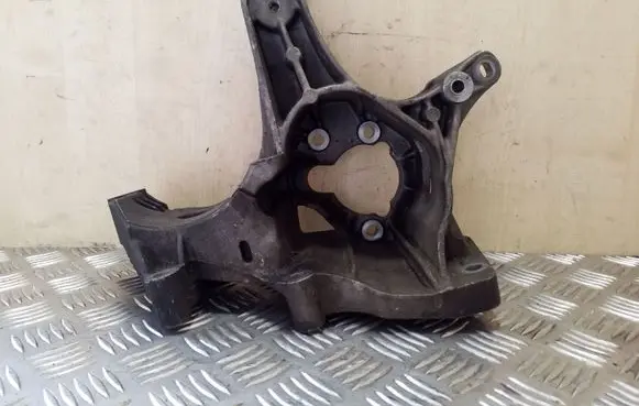 Volvo S40, V40 Power steering pump mounting bracket 7700113574
