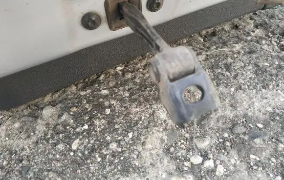 Skoda Octavia Mk2 (1Z) Rear door check strap stopper