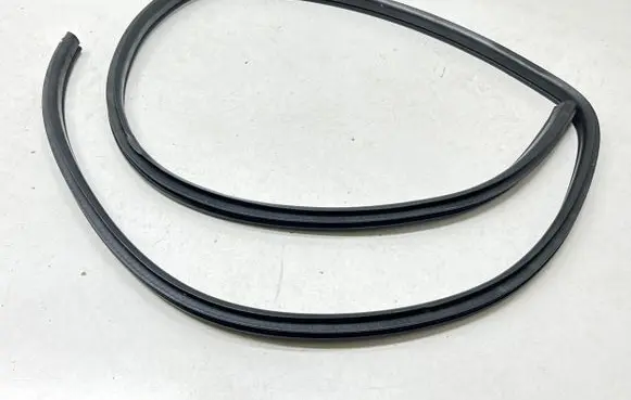Nissan Note (E12) Rear door rubber seal (on body) 