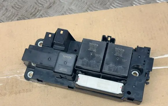 Toyota Auris E180 Relay mounting block G92Z133011