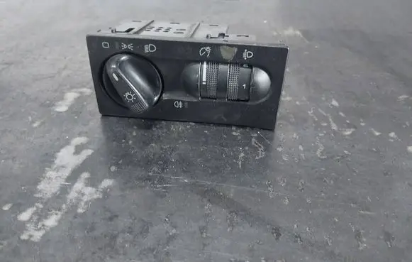 Volkswagen Golf III Light switch 1H6941531N