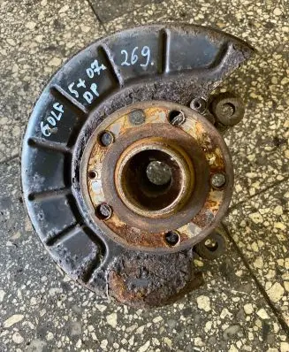 Volkswagen Golf Plus Front wheel hub