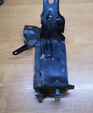 Radiator mount bracket