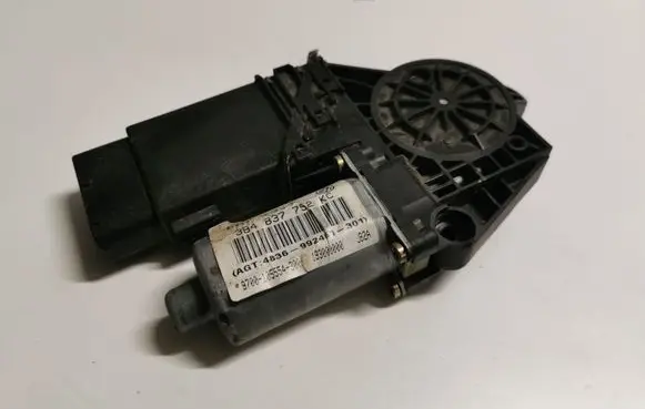 Volkswagen PASSAT B5.5 Front door window regulator motor 3B4837752KC