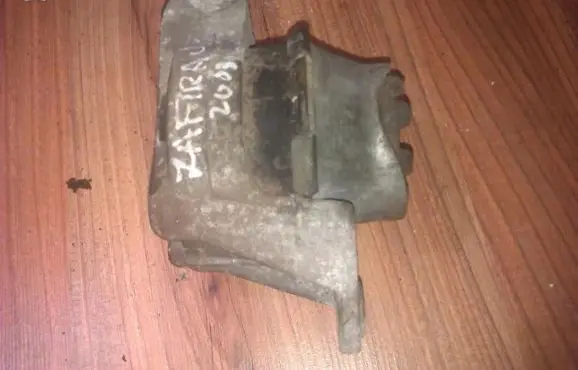 Opel Zafira A Engine mount bracket 24427641