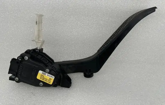 Volkswagen Touareg I Accelerator throttle pedal 7L0723507B