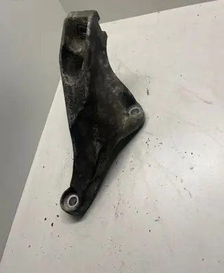 Audi A4 S4 B7 8E 8H Engine mounting bracket 8E0199307S