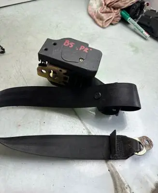 Volkswagen PASSAT B5 Front seatbelt 3B1857