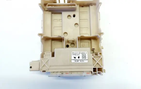 Toyota Aygo AB40 Fuse module 827300H030A