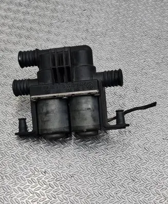 BMW 5 E39 Coolant heater control valve 8374995 1147412137