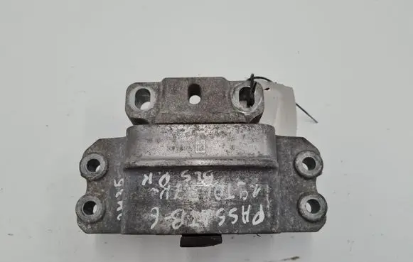 Volkswagen PASSAT B6 Engine mount bracket 3C0199555