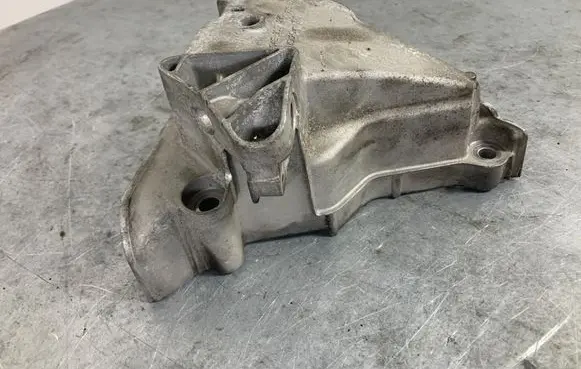 Volkswagen Jetta VI Engine mounting bracket 04E199275