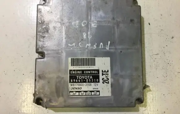 Toyota Avensis T220 Engine control unit/module 8966105310 MB175800-2008