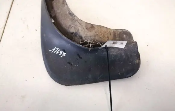 Volkswagen Jetta V Rear mudguard 1km075101