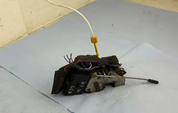 BMW 5 E39 Front door lock