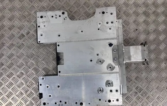 Engine mounting bracket