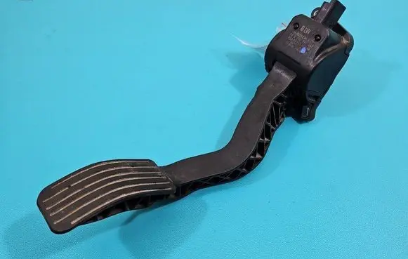 Accelerator throttle pedal