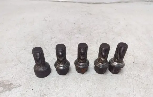 Volkswagen PASSAT B7 Nuts/bolts 