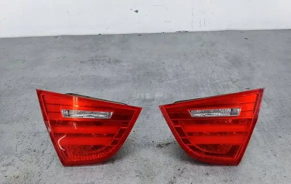 Tailgate rear/tail lights