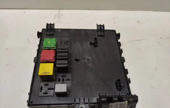Opel Signum Fuse module 13112909 75DQL3 037670