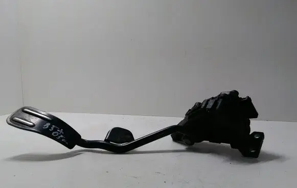 Accelerator throttle pedal