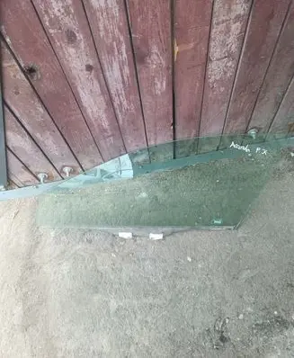 Honda Accord Front door window glass four-door