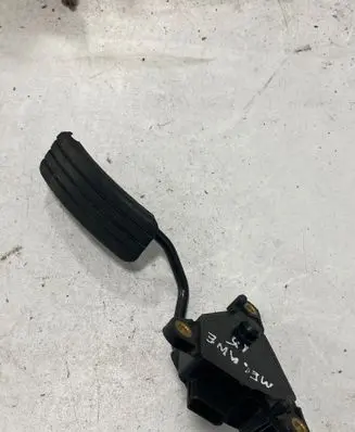 Accelerator throttle pedal