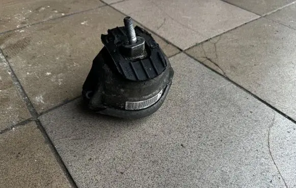 Engine mount bracket