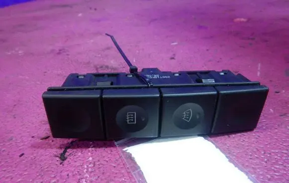Ford Fusion Windscreen/window heater switch 