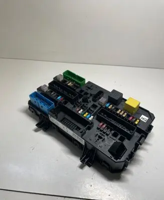 Opel Zafira B Fuse module 13206759