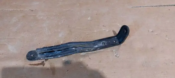Volkswagen Phaeton Intercooler pipe mounting bracket 3D0145813A