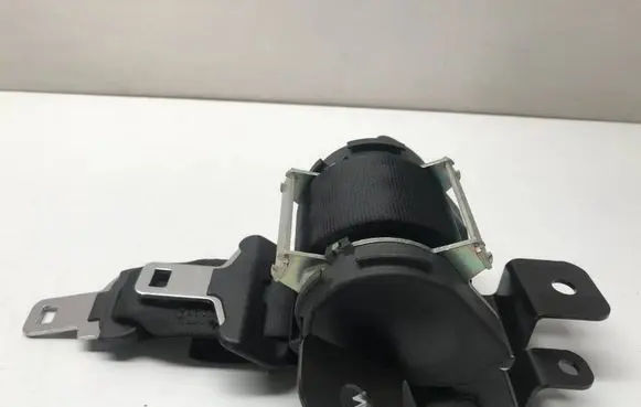 Middle seatbelt (rear)