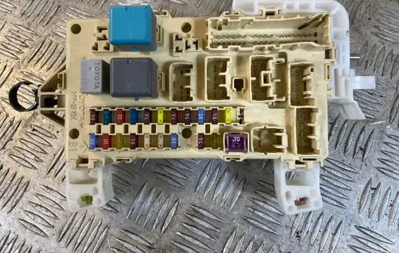 Toyota Corolla Verso AR10 Fuse module 892210F010 05081021510902 5270525184