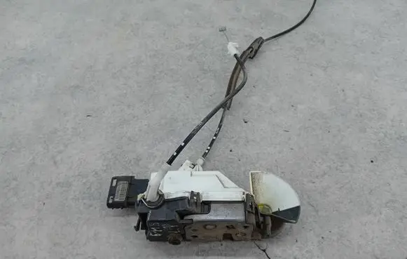 Citroen Berlingo Front door lock 828406