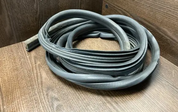 Iveco Daily 6th gen Rubber seal front door window/glass 72337 504203320
