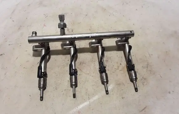 Volvo S60 Fuel main line pipe 31303876