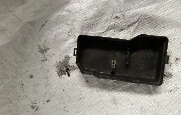 Toyota Land Cruiser (HDJ90) Fuse box cover