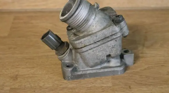 Thermostat/thermostat housing