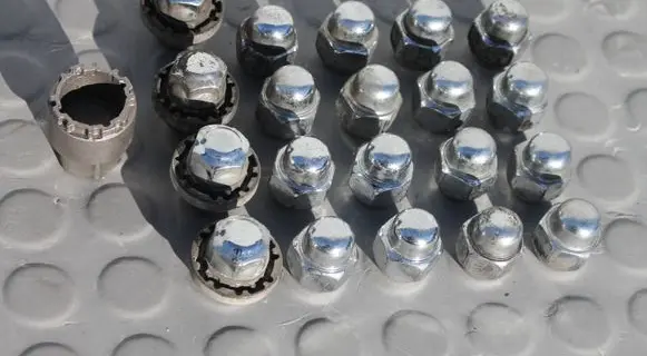 Hyundai i30 Anti-theft wheel nuts and lock NAKRETKI-I30-III