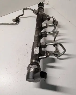 Volkswagen PASSAT B7 Fuel distributor 03L089N 057130764AB 03L906051