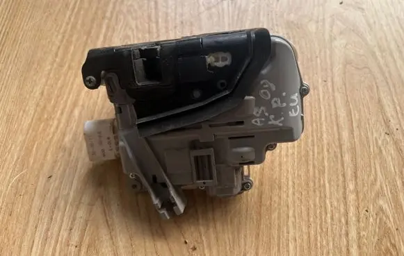Audi A3 S3 A3 Sportback 8P Front door lock 4F1837015E