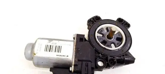 Nissan Qashqai Front door window regulator motor 