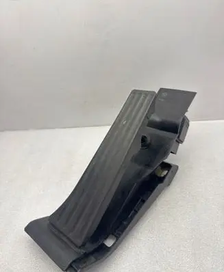 Accelerator throttle pedal