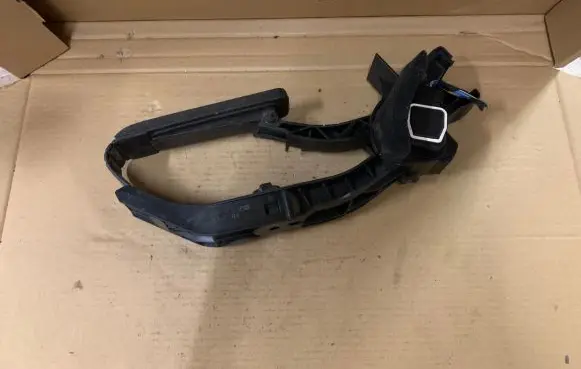 Mercedes-Benz E W211 Accelerator throttle pedal A2113000404