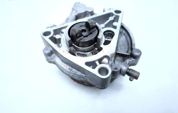 Opel Astra H Vacuum pump 