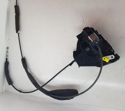 Nissan Juke I F15 Front door lock