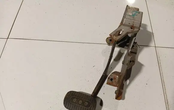 Nissan Note (E11) Brake pedal 